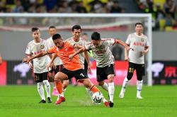 九游下载-足球比赛中场休息时，球员们调整状态