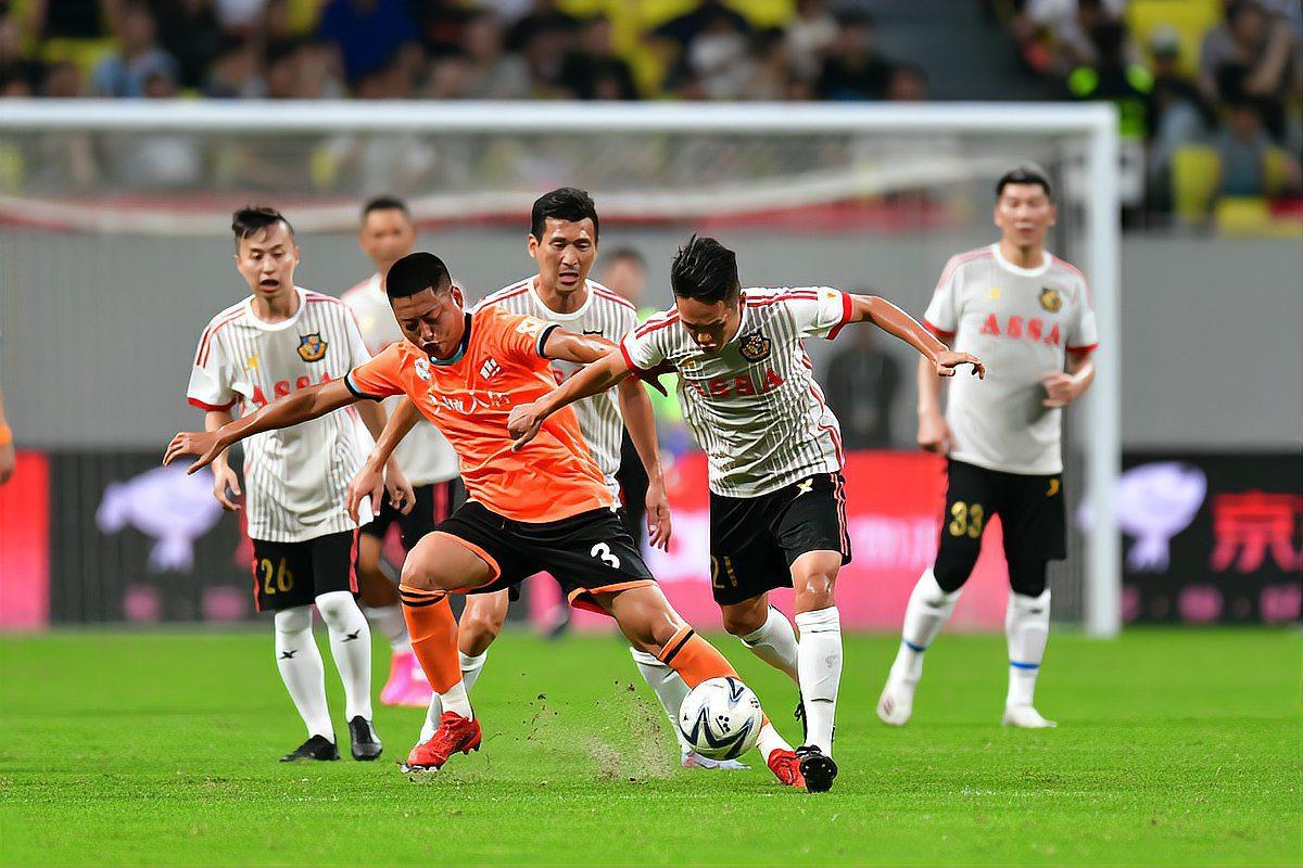 足球比赛中场休息时,球员们调整状态 足球比赛中场休息时,球员们调整状态