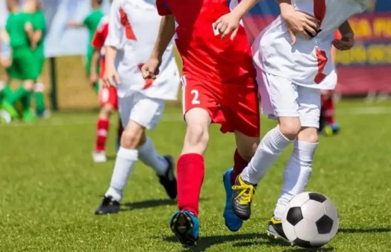 足球比赛中场休息时,球员们调整状态 足球比赛中场休息时,球员们调整状态