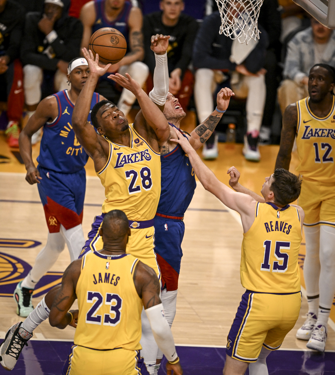 湖人队战胜对手，展现团队实力